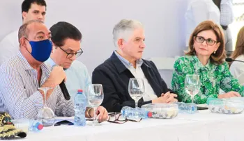 Vicepresidenta y líderes comunitarios de Cienfuegos valoran inversión de Obras Públicas en Santiago.