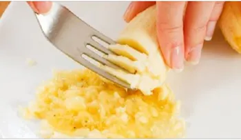 NO volverás a toser más en tu vida: Pisa una banana y agrega estos 2 ingredientes. 