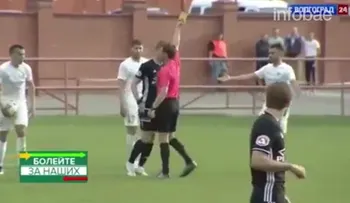 Insólito: un árbitro agrede y luego expula a un jugador en Rusia