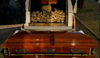 Un hombre intentó llevar 30 kilos de marihuana en un ataúd a EE.UU., ¿puntos por original?