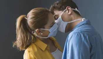 Aconsejan evitar los besos y usar mascarillas durante el sexo