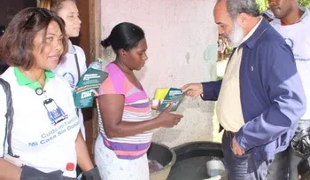Empleados de OISOE combaten el dengue en Monte Plata