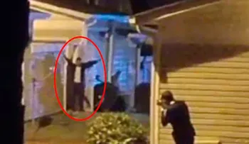 El momento en que un hombre armado es abatido por la policía de Carolina del Norte