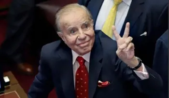 El expresidente argentino Carlos Menem avanza en su mejoría por una neumonía