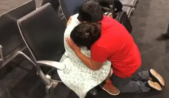 â??Te amoâ?, dijo entre sollozos, esta inmigrante que recuperó su hijo tras demandar al gobierno de Donald Trump