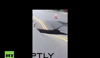 Un agujero gigante se abre en carretera de EEUU (VIDEO)