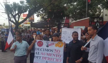 LA FED realiza vigilia frente a UTESA, pide derogar aumentos