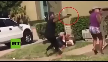 Una madre saca un arma para terminar la pelea de su hija con otra joven