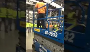Despiden unos trabajadores latinos y sus compañeros abandonan la obra en solidaridad