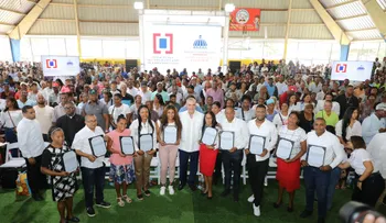 Abinader celebra cumpleaños entregando títulos de propiedad a 1,800 familias en municipio de Quisqueya