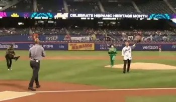Presidente Abinader lanza pelota de honor en partido de Filis y Mets, en estadio Citi Field, de New York