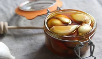 Cómo hacer miel de ajo medicinal. El antibiotico más poderoso de tu botiquin!
