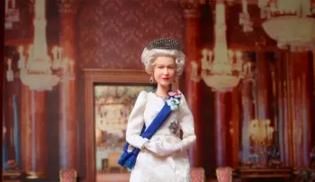 Diseñan muñeca Barbie en homenaje a Isabel II por sus 70 años en el trono