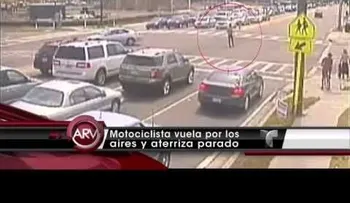 Un motociclista que vuela por los aires (VIDEO)