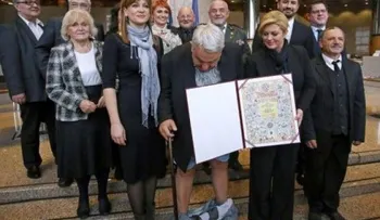 Se le caen los pantalones durante reconocimiento a defensor derechos del hombre 