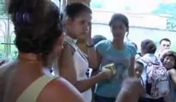 Dos estudiantes se dispustan golpes el amor de una compañera de clases