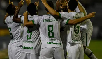 El Chapecoense vuelve a sonreír a cien días de la tragedia