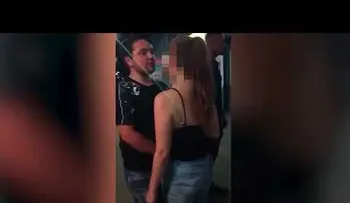 Un hombre noquea a una mujer con un brutal golpe en la cara (FUERTE VIDEO)