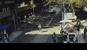 Un pedazo de concreto aplasta su vehículo y está vivo para contarlo 