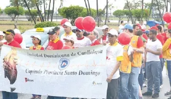 Celebran el Mes del Corazón con una caminata