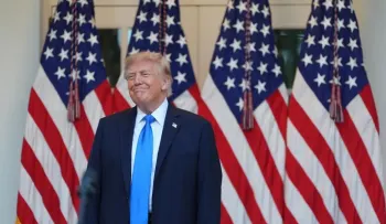 Trump reparte 135.000 dólares en efectivo entre tres asistentes de la Casa Blanca