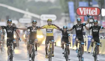 Roban las bicicletas al equipo Sky en una carrera en Francia
