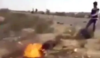 IMAGENES FUERTES: Una tribu egipcia quema vivo a un terrorista de ISIS