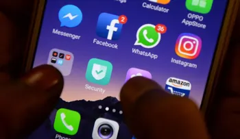 Facebook, Apple y YouTube eliminaron contenido de InfoWars y Alex Jones