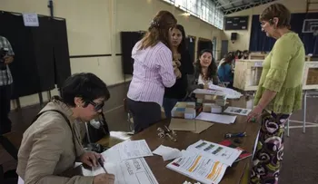 Chilenos comienzan a votar para elegir entre dos mujeres para presidente
