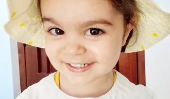 Médicos no salen del asombro por caso niña de dos años que lee, toca el piano y recita poemas