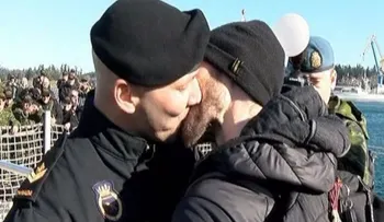 Pareja homosexual protagoniza el tradicional primer beso de Armada canadiense