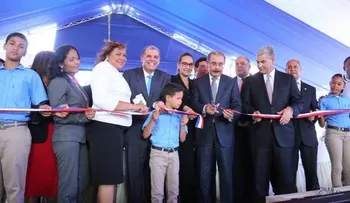 Presidente Medina entrega dos nuevas escuelas en Tamboril
