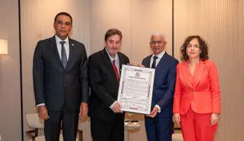 Senado reconoce al poeta y escritor Luís García Montero
