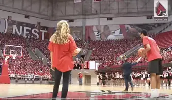 Un estudiante gana una beca completa por esta espectacular canasta