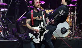 Vocalista de Eagles of Death Metal, en contra de la prohibición de armas de fuego