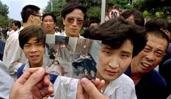 Miles marcan en Hong Kong aniversario de Tiananmen
