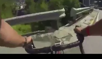 Un ciclista graba en video cómo cae por un barranco