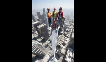 Trabajadores posan en la punta de uno de los rascacielos más alto