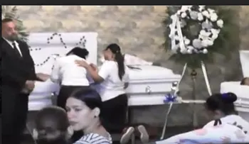 En medio del llanto y dolor sepultan restos dominicana Yamaira Sánchez Negrón y sus hijos fallecido en una accidente en Virginia