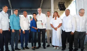 Presidente Luis Abinader entrega 2,298 certificados de título en Consuelo, San Pedro de Macorís