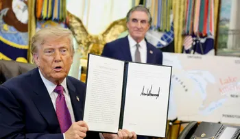 Trump firma orden ejecutiva para rebautizar el Lago Ontario como 'Lago América'
