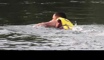 Vean hasta el final: Migrante cruza frontera de EEUU nadando por el Río Bravo