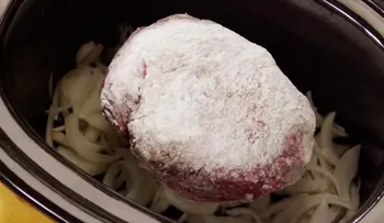 Colocó carne sobre un colchón de cebollas y el resultado fue asombroso 