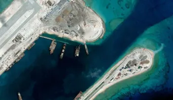 Un avión militar chino aterriza en una isla en aguas disputadas