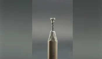 Artista crea diminutas esculturas en la punta de los lápices