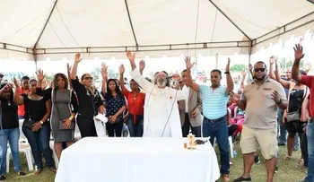 Rogelio Cruz oficia misa frente a la JCE y pide que Rosario renuncie