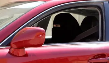 Mujeres saudíes desafían prohibición y manejan