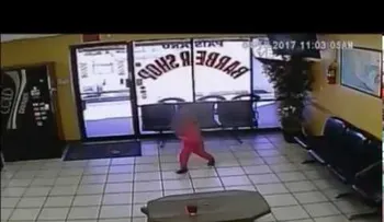 Niña de 4 años le pasan dos balas a centímetro de su cabeza durante un tiroteo en una peluquería