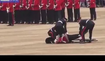 En cumpleaños de La reina Isabel II: Un guardia de honor se desploma en pleno desfile