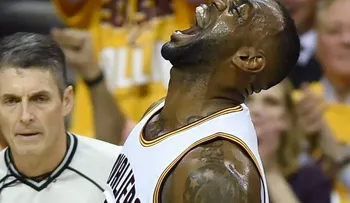 Kyrie y LeBron guían a Cavs sobre los Raptors